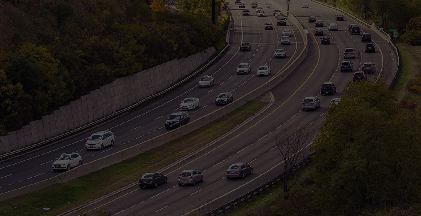 Voitures qui circulent sur une autoroute